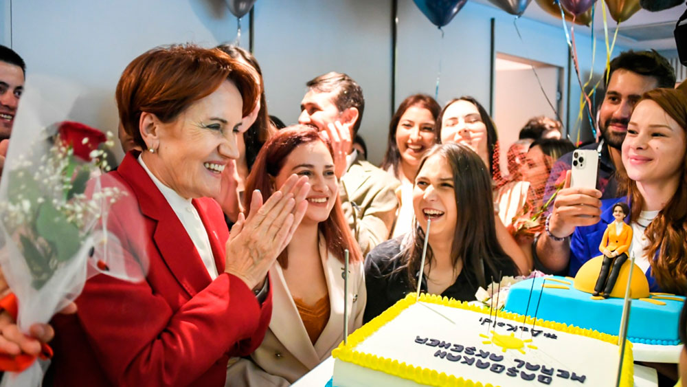 Meral Akşener'e, İYİ Parti Gençlik Kolları tarafından doğum günü sürprizi yapıldı