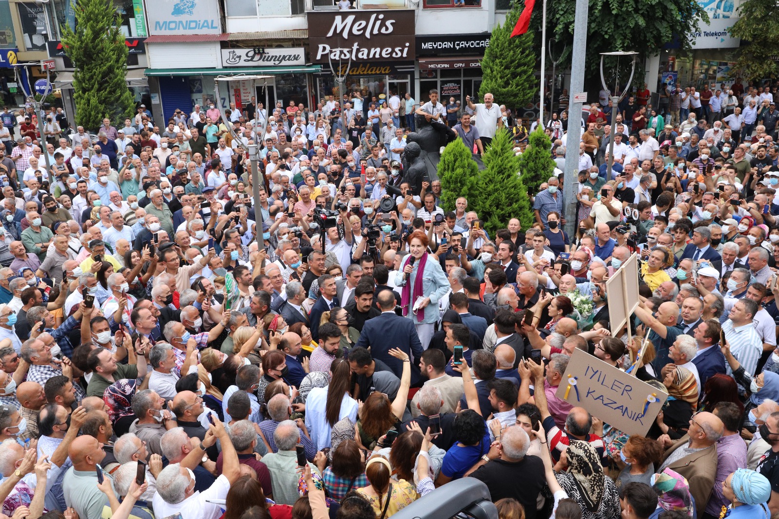 İYİ Parti Genel Başkanı Akşener'e Bulancak'ta coşkulu karşılama