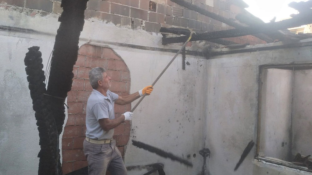 Turgutlu Belediyesi, evi yanan aileye yardım elini uzattı