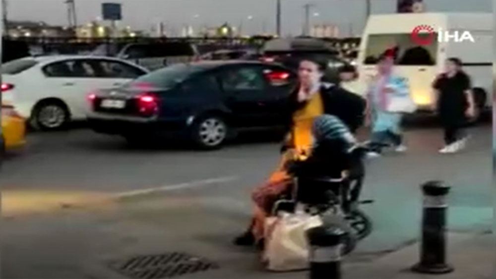 Turistleri almak için engelli ve yaşlı kadını taksiye almadılar