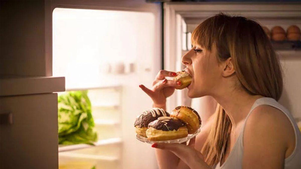 Geç saatte yemek yiyenler dikkat! Kalp krizi riskini artırıyor