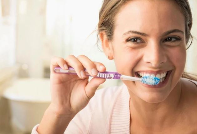 Boş yere fırçalıyor olabilirsiniz! Dişlerinizi doğru fırçalama yöntemleri