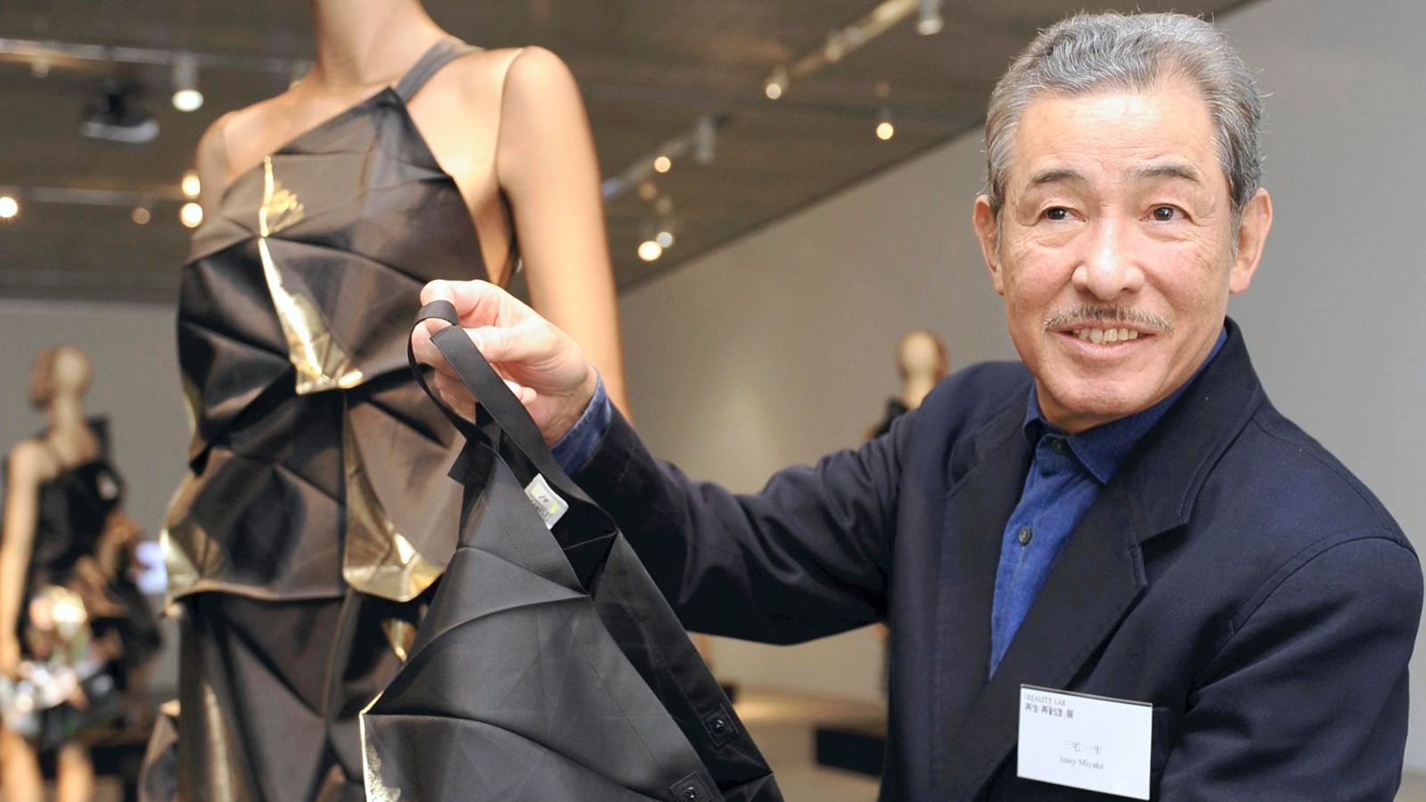Dünyaca ünlü moda tasarımcısı hayatını kaybetti