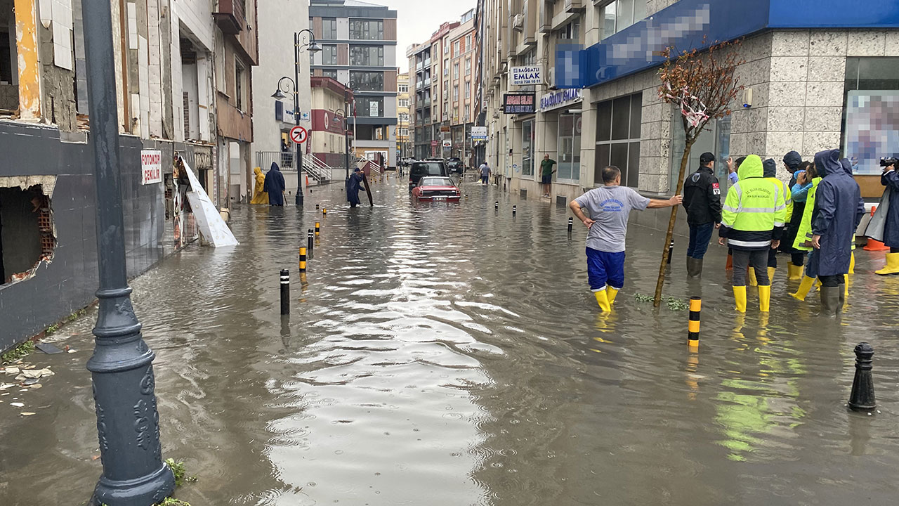 İstanbul'da beklenen yağış başladı: Silivri sular altında kaldı