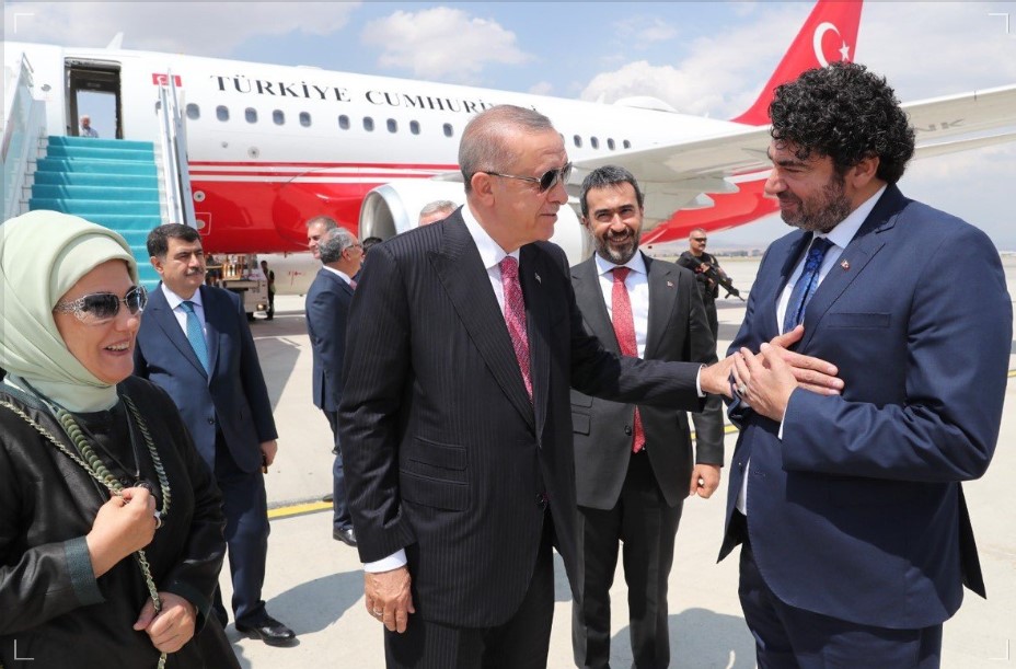 Şarkıcı Hakan Taşıyan Cumhurbaşkanı Erdoğan ve eşi Emine Erdoğan'ı Havalimanı'nda karşıladı