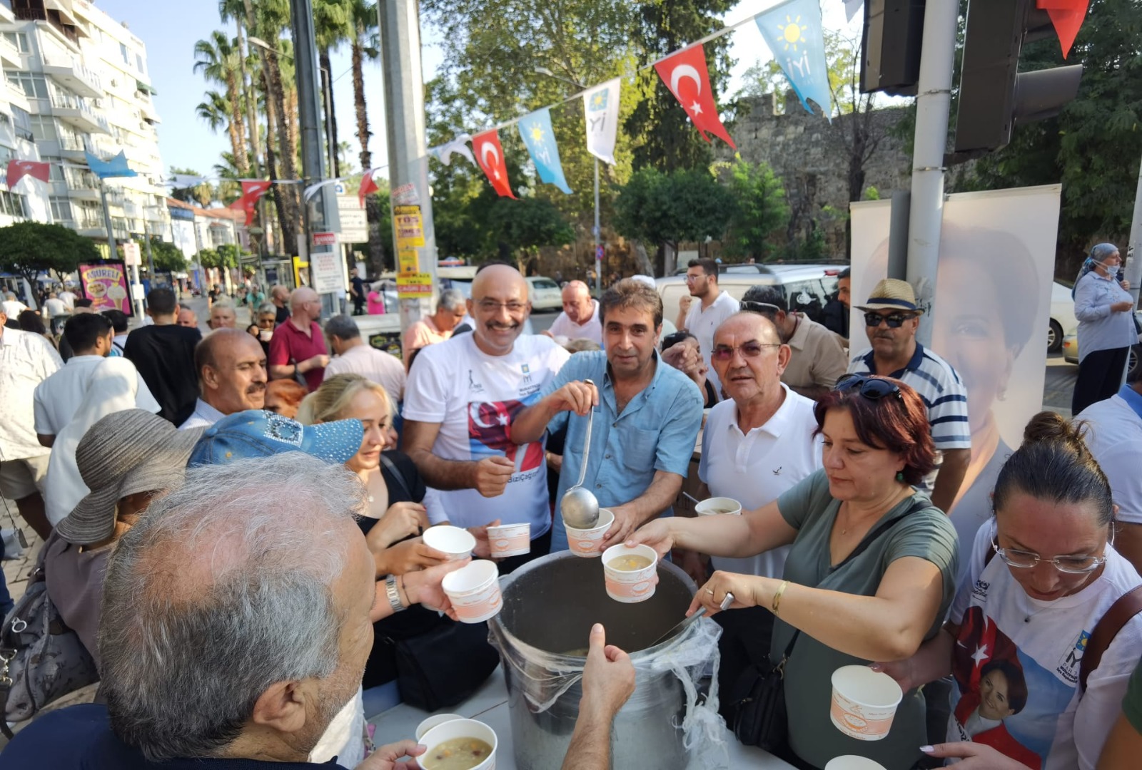 İYİ Parti Muratpaşa’dan aşure etkinliği