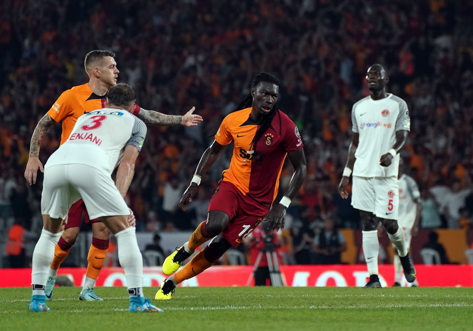 Galatasaray zorladı Gomis'le kazandı