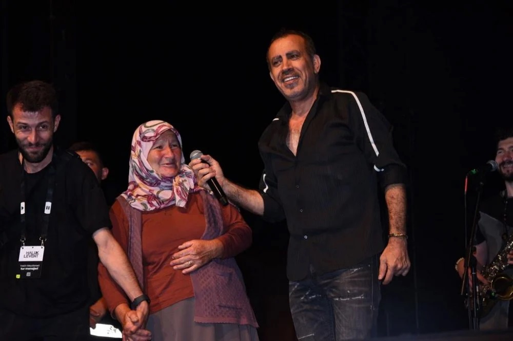 Haluk Levent konserinde kaybolan teyzeyi yazdığı şarkıyla buldu!