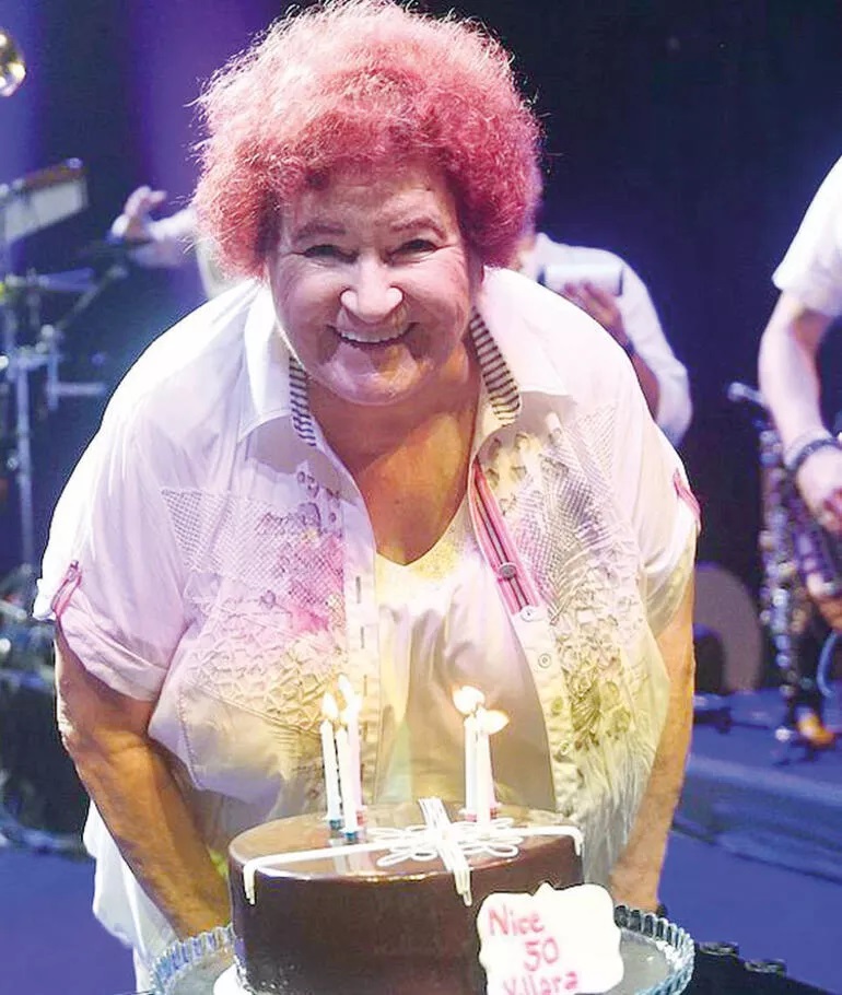 Selda Bağcan 50. sanat yılını sahnede pasta keserek kutladı 
