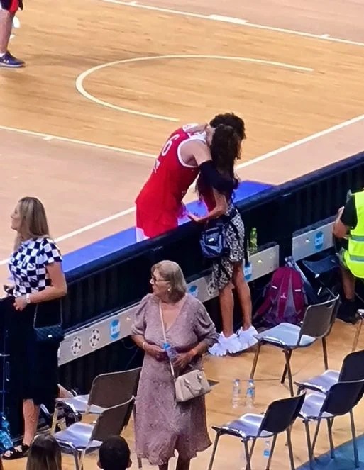 Ebru Şahin eşini Yunanistan maçında yalnız bırakmadı! Şans öpücüğü verdi
