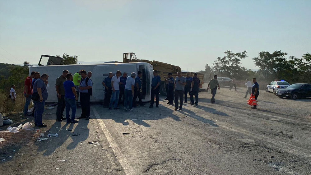 Balıkesir’de minibüs devrildi: 17 kişi yaralandı