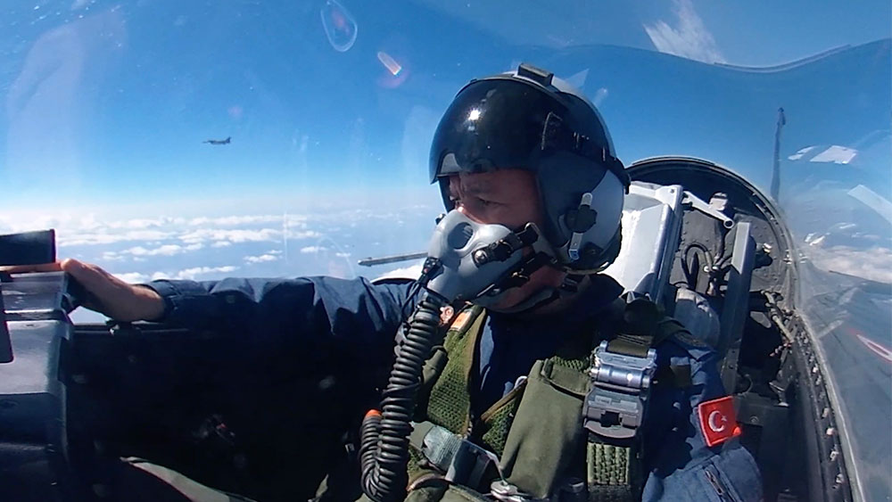 Bakan Akar F-16'ya bindi Yunanistan'a Ege'den yanıt verdi