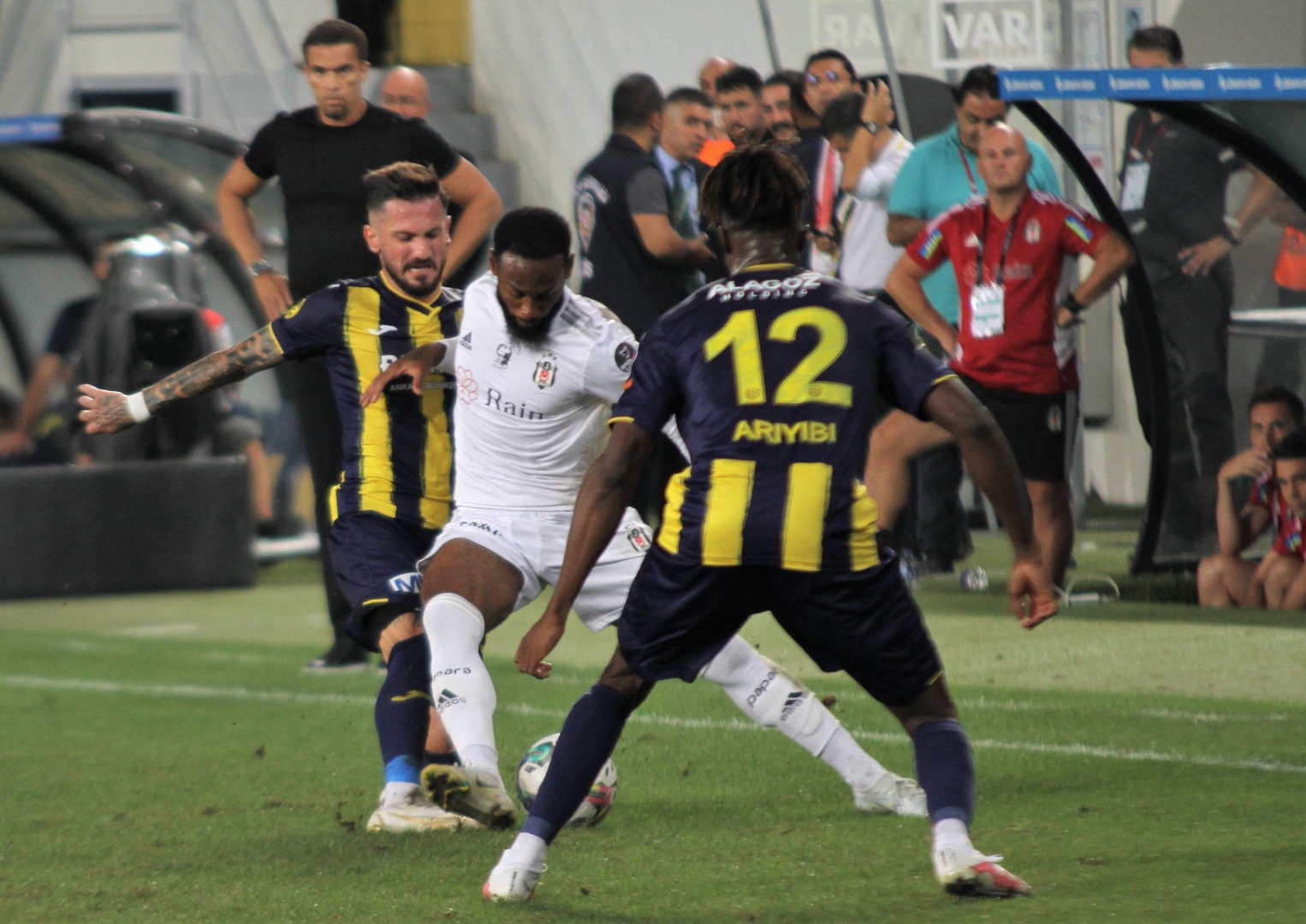 Beşiktaş liderliğini 3 golle sürdürdü