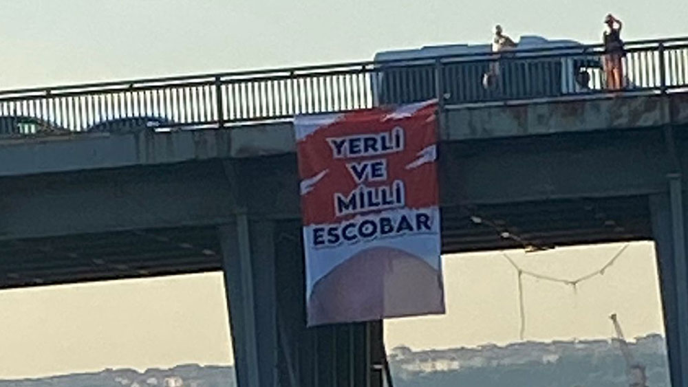 Dün Haliç köprüleri, bugün Zafer Partisi binası: Türkiye’nin yerli ve milli Escobar’ının pankartı yeniden görüldü
