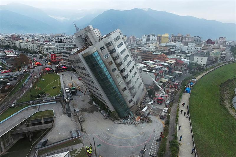 Tayvan'da 7.2'lik deprem yıkıma neden oldu