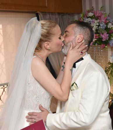 Tuğba Özerk, 1 yıllık evliliğinin bittiğini açıkladı