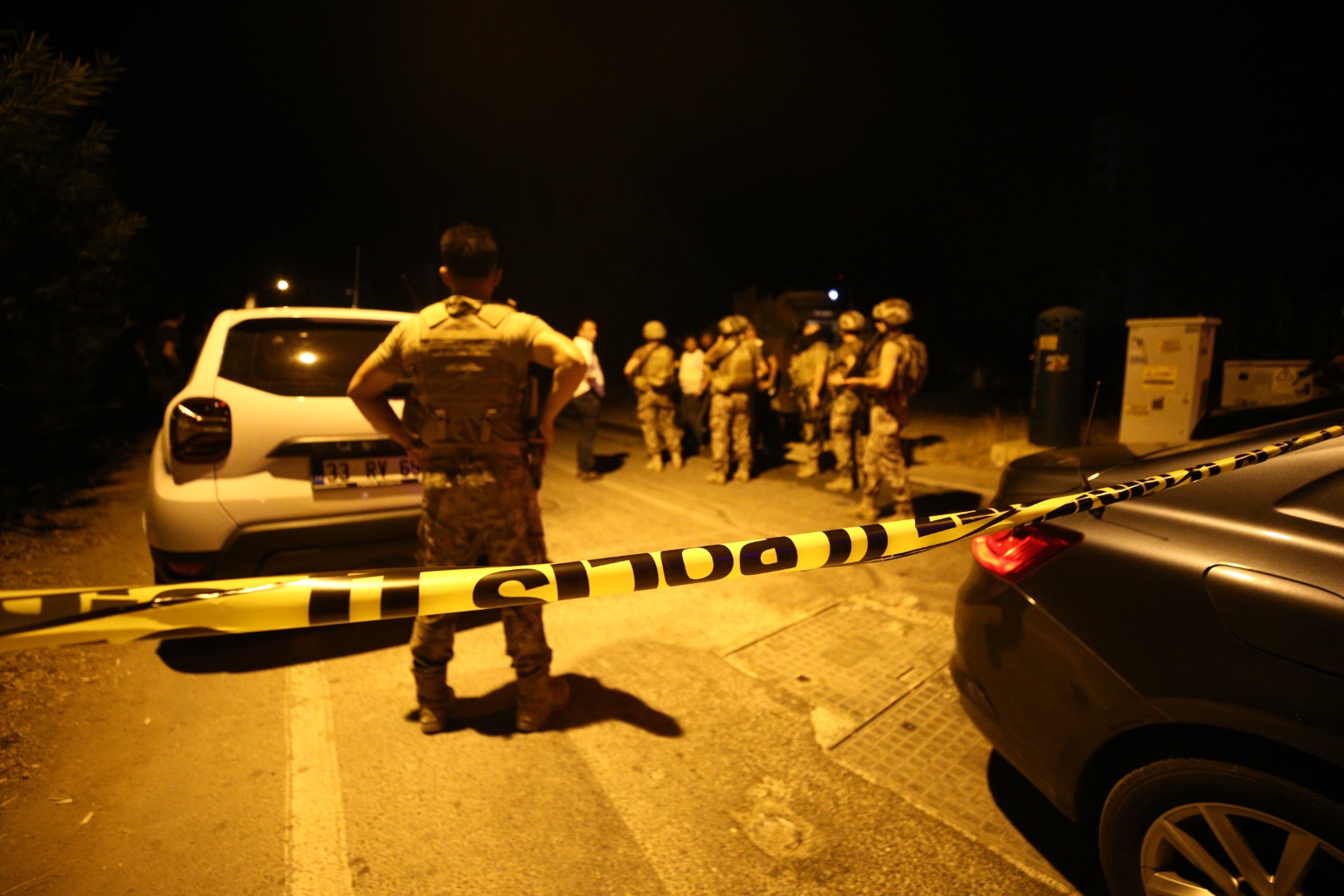 Mersin polisevine saldırı! 2 polis yaralandı