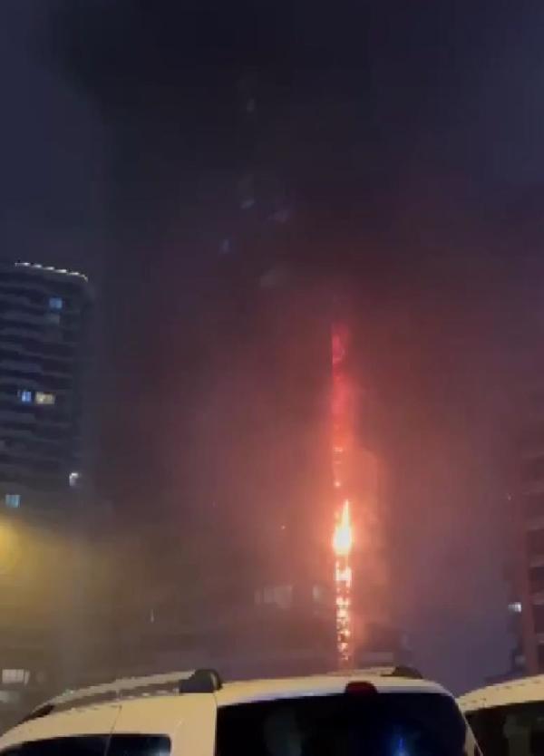 Kadıköy'de 24 katlı binada korkutan yangın!