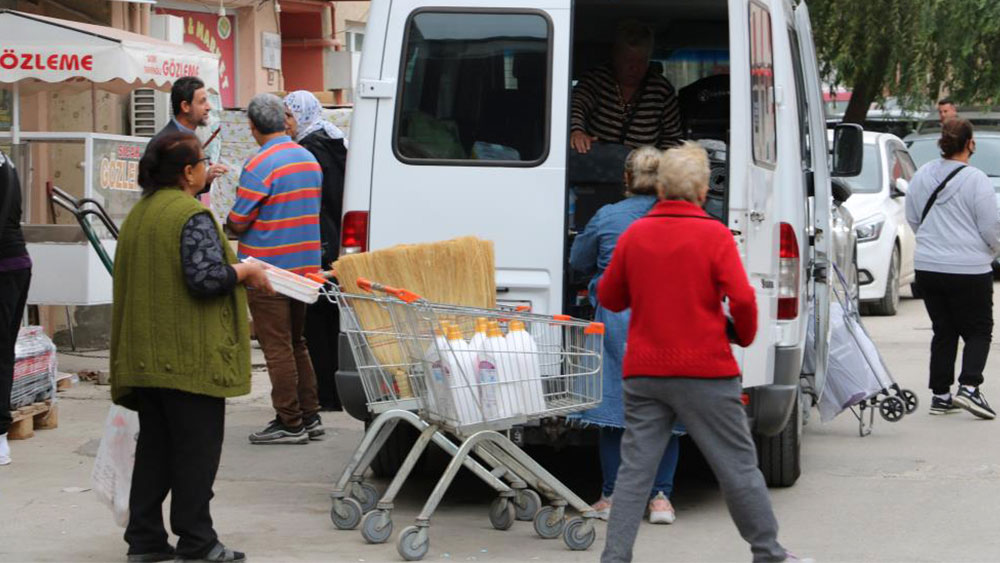 Bulgarlar Edirne'de market arabalarıyla alışveriş yarışına girişti