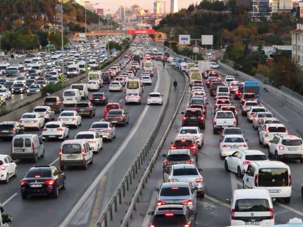 İstanbul'da haftanın son iş gününde trafik felç oldu!