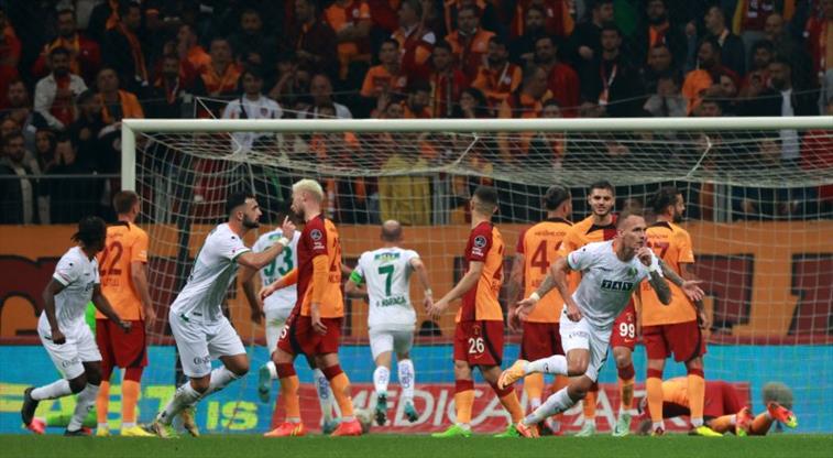 Galatasaray, hakem kararlarının damga vurduğu maçtan 1 puanla ayrıldı