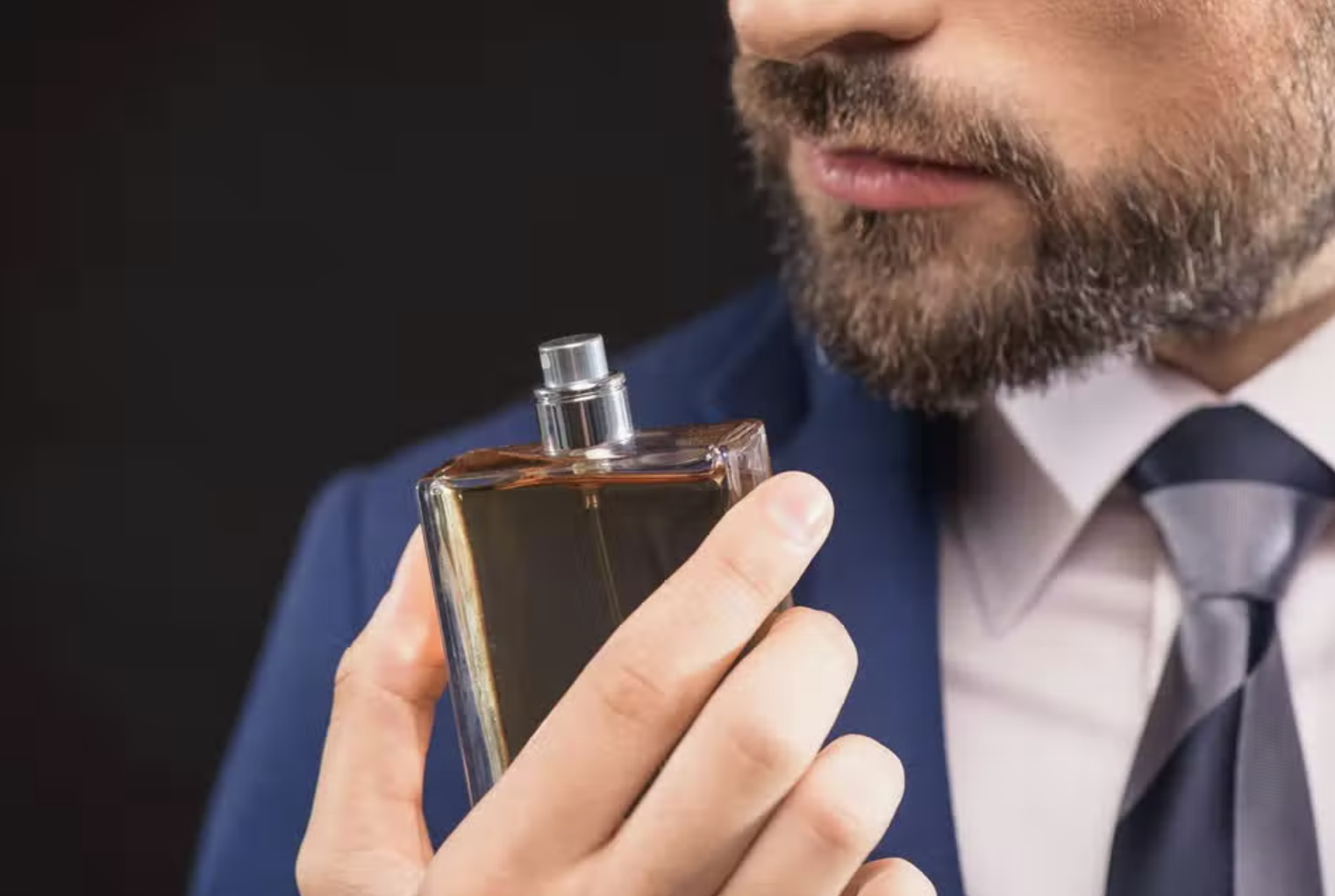 Kışkırtıcı afrodizyak etkili kokusuyla baş döndüren en beğenilen erkek parfümü önerileri
