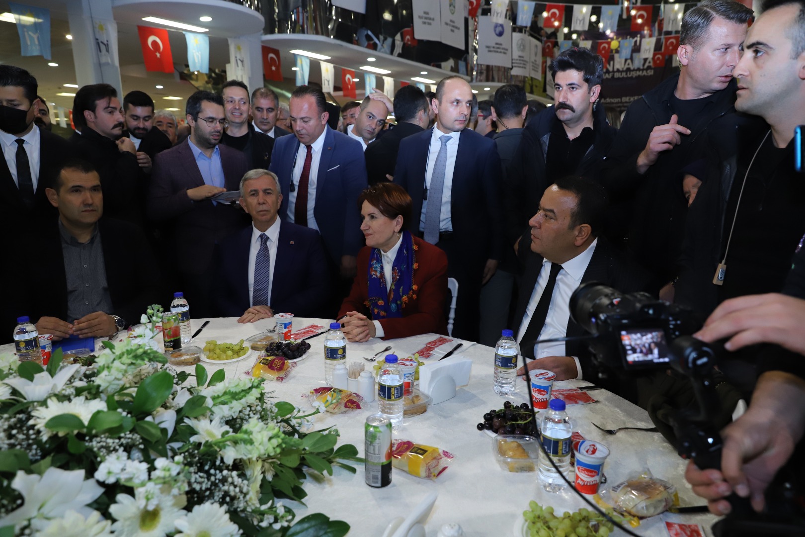 Akşener'den Ankara'da esnaf buluşması