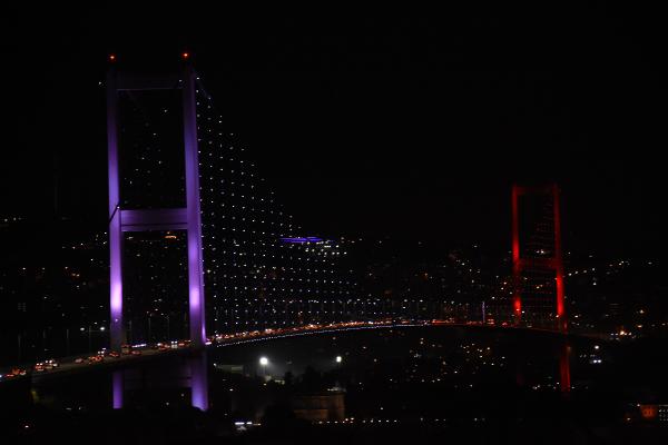 İstanbul'un boğaz köprüleri, KKTC bayrağı renklendi