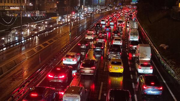 İstanbul'da trafik çilesi: Yüzde 90 yoğunluk ölçüldü