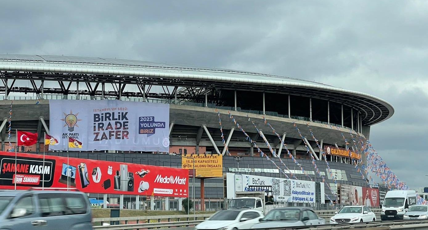 Galatasaray Nef Stadyumu AKP afişleri ile donatıldı!
