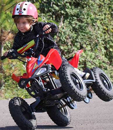 Kenan Sofuoğlu’nun 3 yaşındaki oğlu, ATV motoruyla şov yaptı