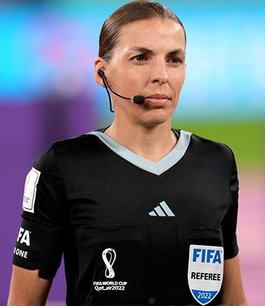 Dünya Kupası'nda bir ilk! Maçı kadın hakem yönetti