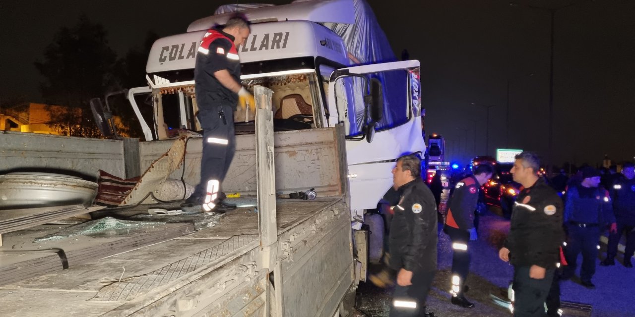 Adana'da zincirleme kaza: 2 TIR, 1 çöp kamyonu, 1 otomobil çarpıştı