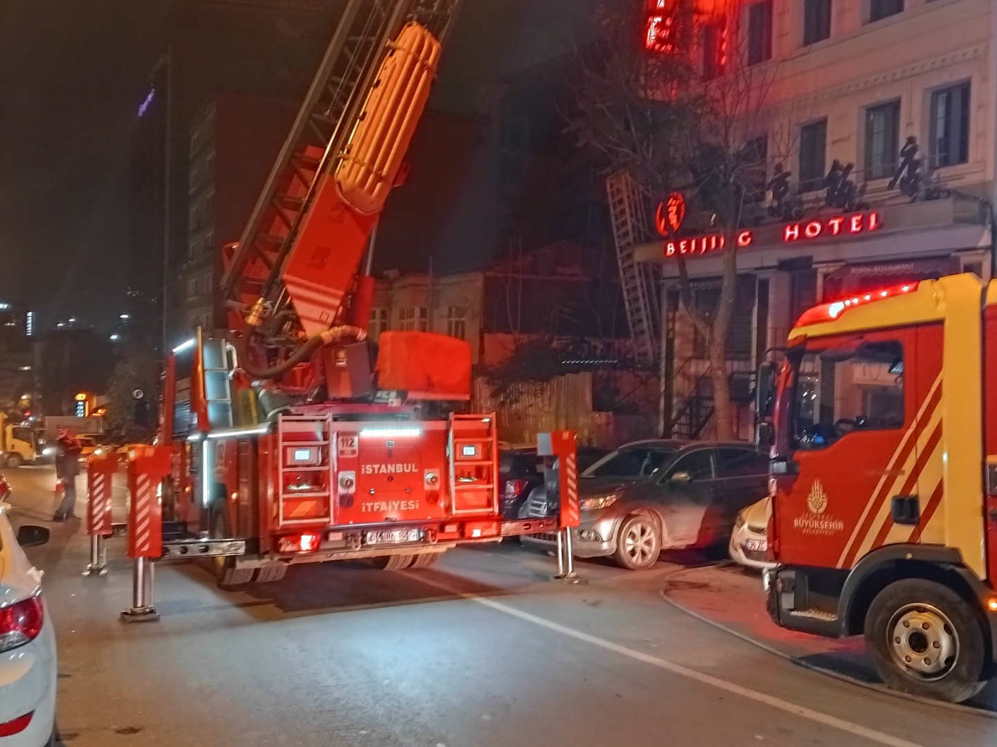 Şişli'de 8 katlı otelde yangın çıktı