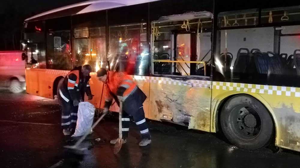 İETT ile yolcu otobüsü çarpıştı: 14 yaralı