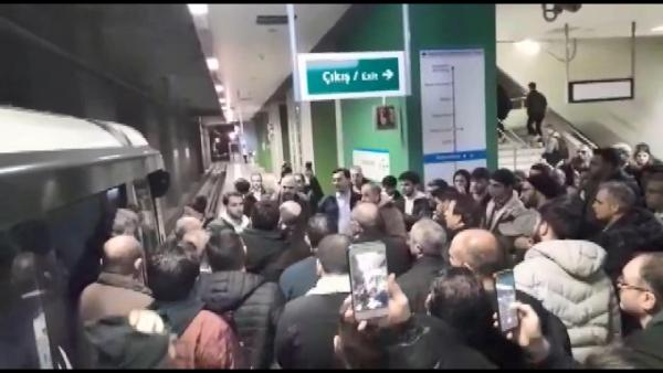 Kirazlı-Başakşehir metro hattında seferler durdu!