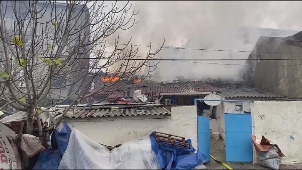 Arnavutköy'de bir gecekondu alev alev yandı