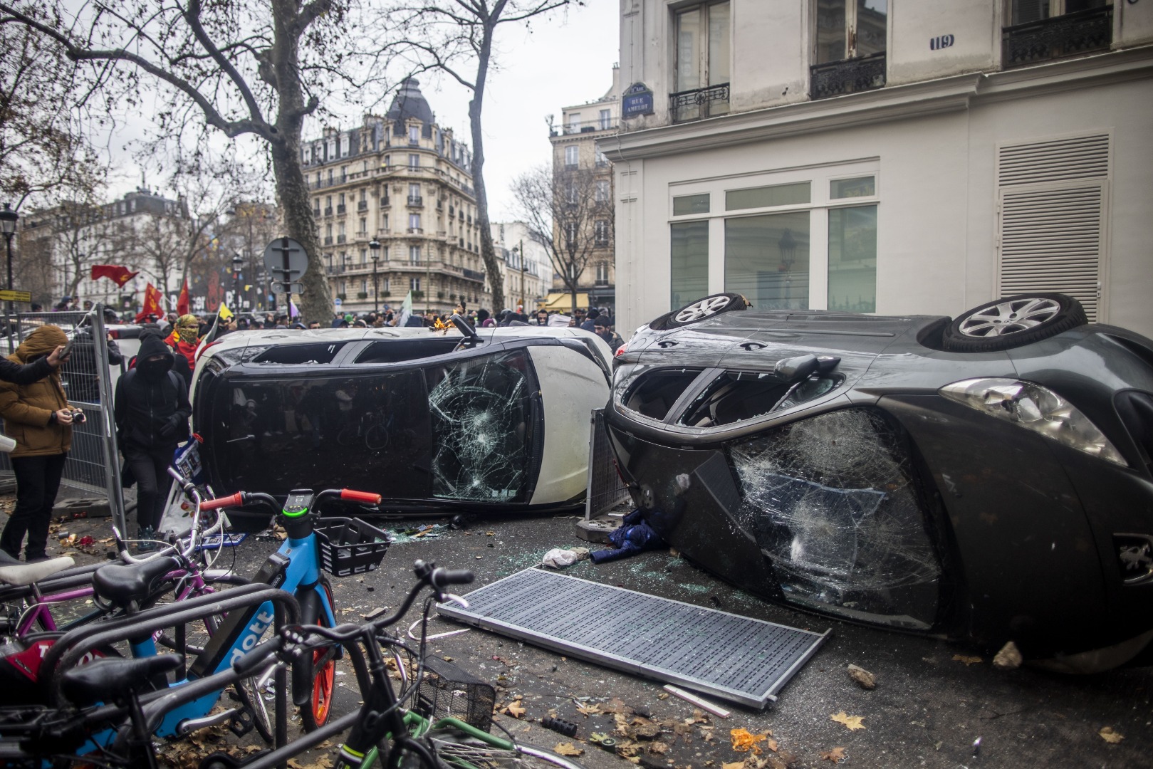Terör örgütü sempatizanları Paris'i ateşe verdi!