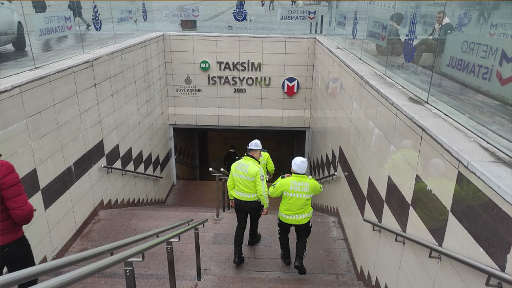 Taksim Metrosu'nda yolcu raylara düştü: Seferler durdu!