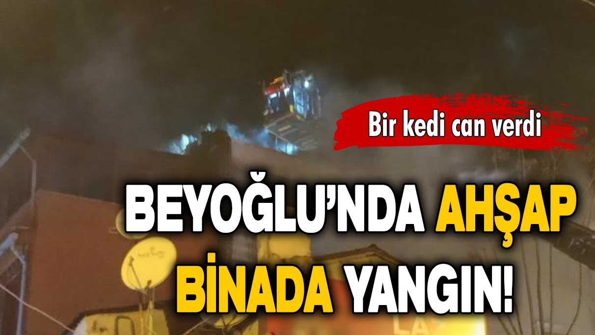 Beyoğlu’nda ahşap bina alev alev yandı!