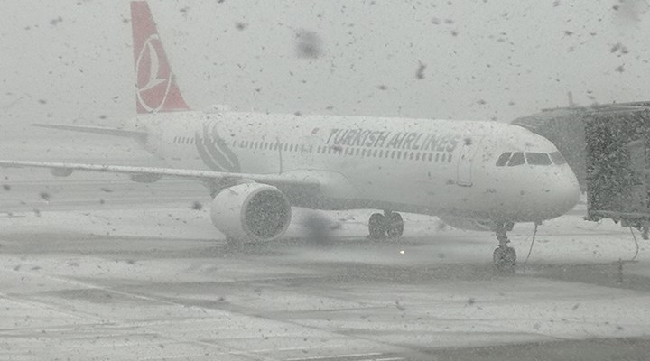 Kar yağışı hava trafiğini vurdu... İstanbul'a inemeyen uçaklar Antalya'ya gönderildi