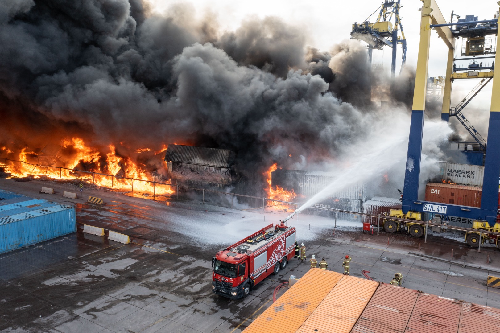 MSB duyurdu: İskenderun Limanı'ndaki yangın söndürüldü