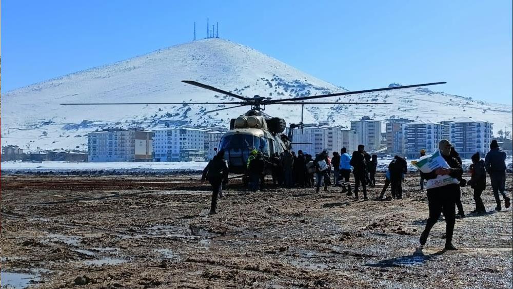 Askeri helikopterlerle köylere erzak sevkiyatı yapılmaya devam ediyor