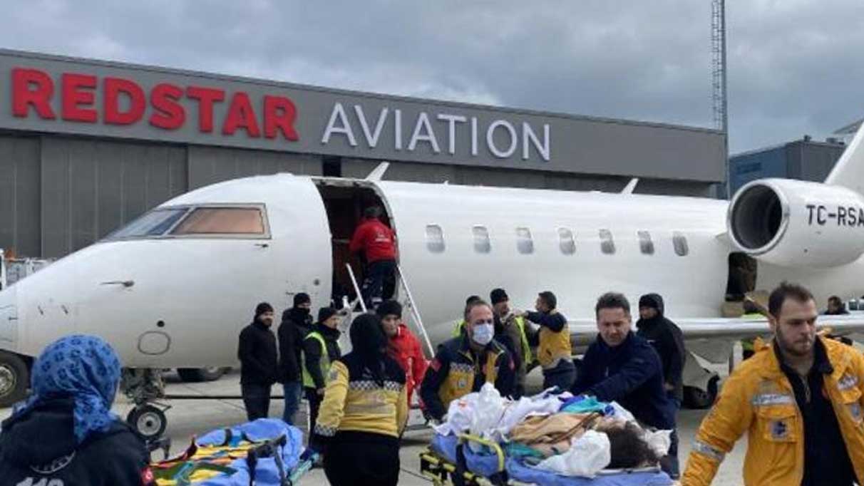 Adana'da depremde yaralanan 4 çocuk uçakla İstanbul'a getirildi