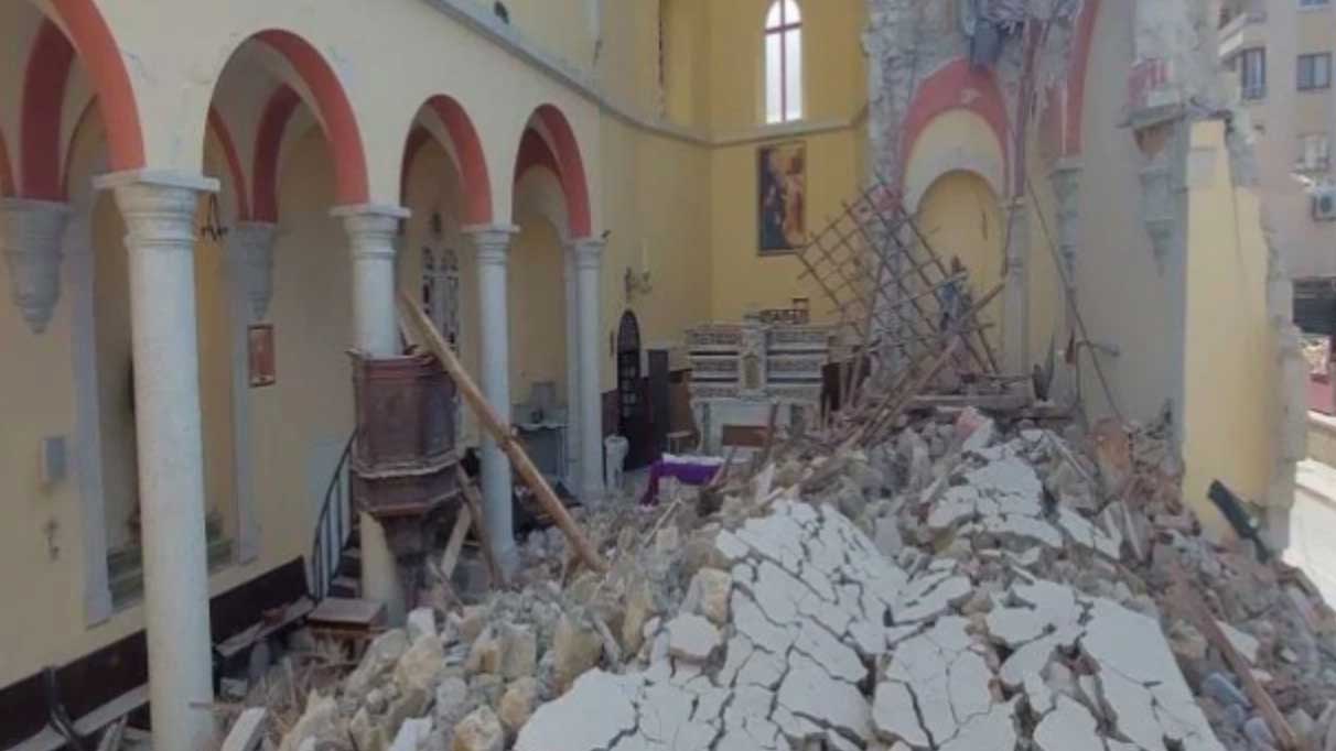 Depremde tarihi kilise de yıkıldı