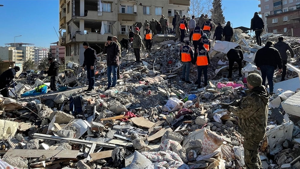 Arnavutluk, Türkiye'de meydana gelen depremin ardından ulusal yas ilan etti