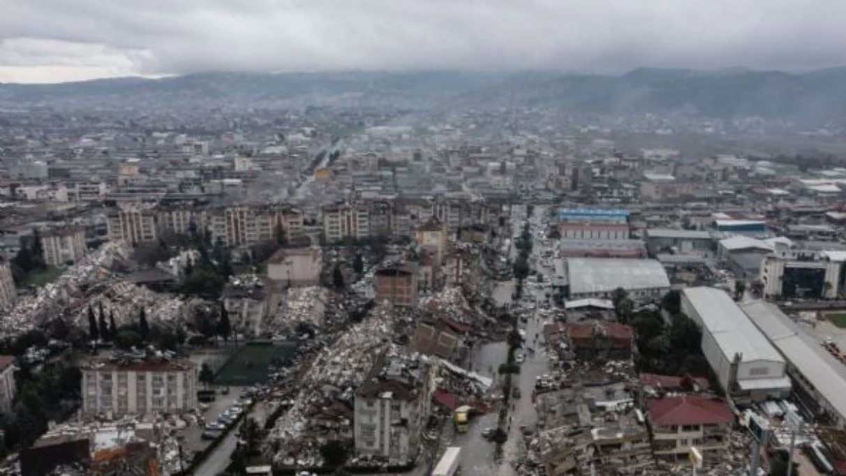 Antakya'da depremin 130'uncu saatinde bir kadın enkazdan sağ kurtarıldı