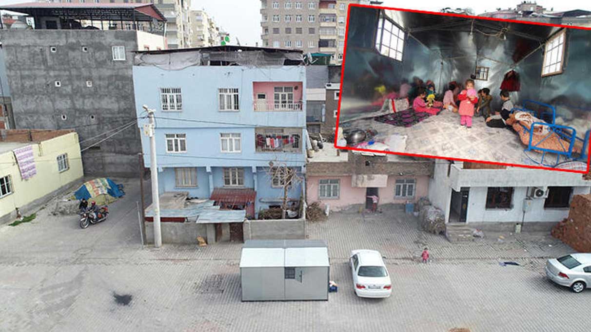 Depremde hasar gören 3 katlı kolonsuz evlerinin önünde emanet barakada yaşıyorlar
