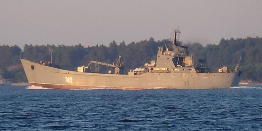 Çanakkale Boğazı’ndan geçen Rus savaş gemisinde dikkat çeken detay!