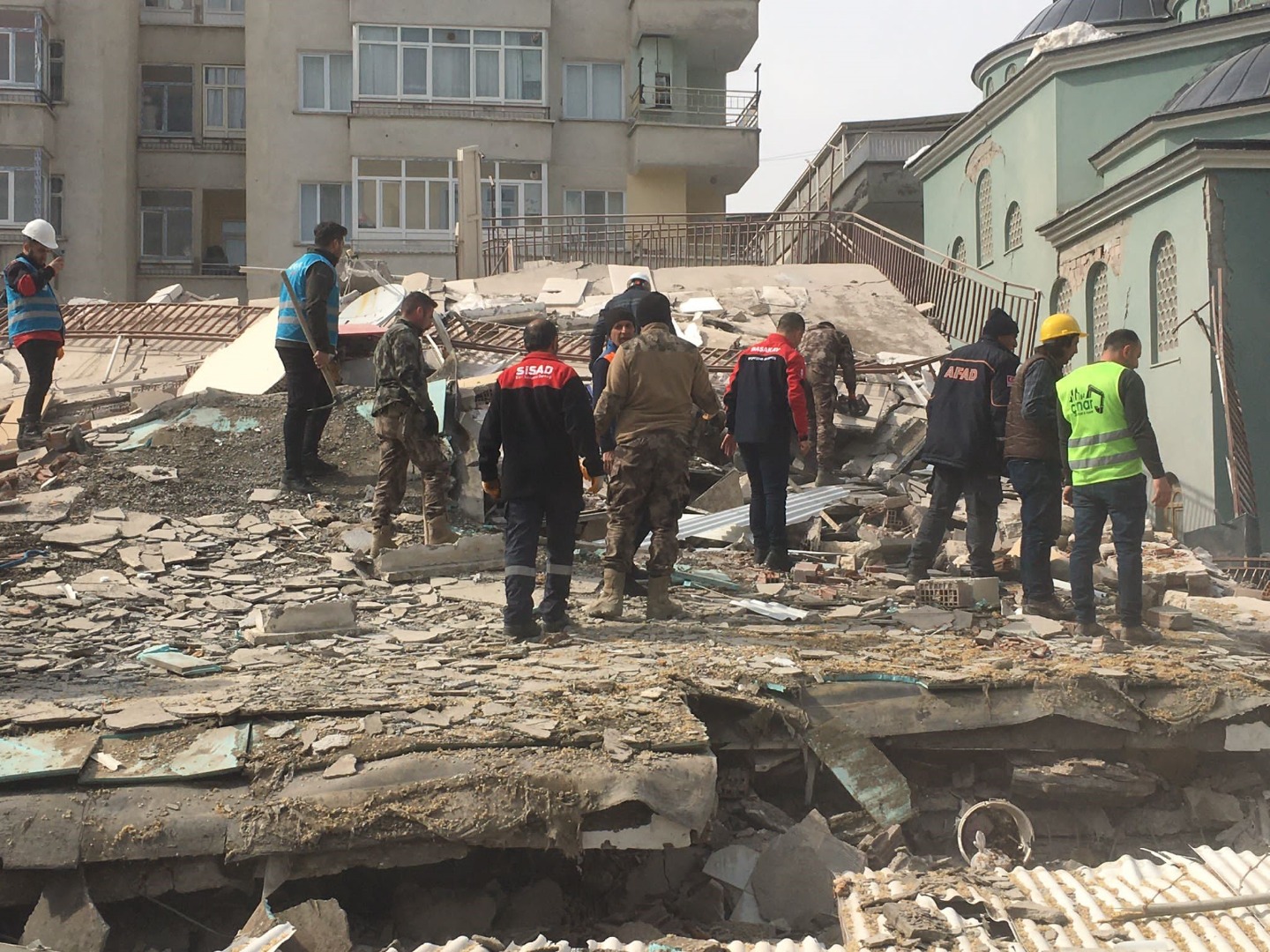 Depremde fabrika çöktü: Ölü ve yaralılar var!